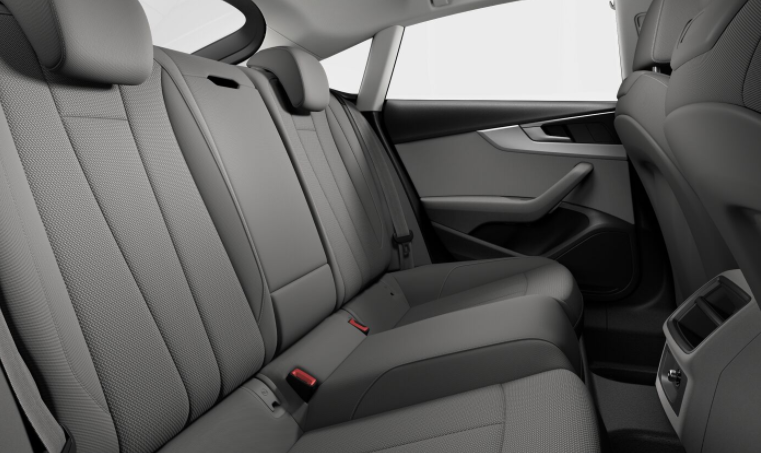 Dankzij het ruime interieur en de grote kofferbak biedt de Audi A5 Sportback veel plek aan inzittenden en hun bagage. 