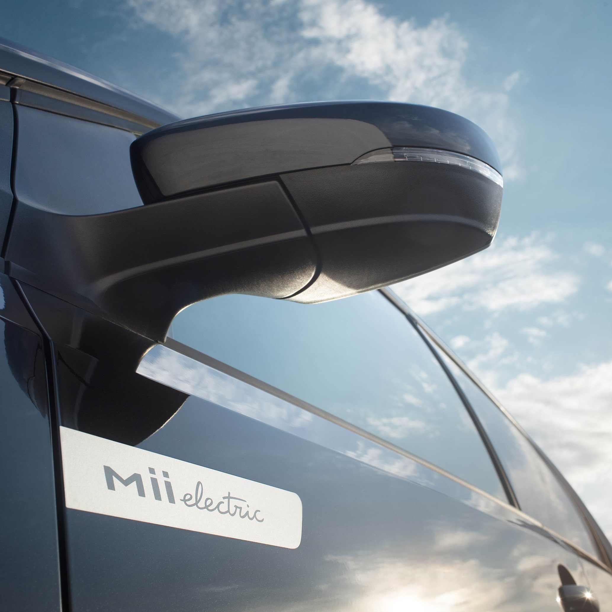 Met de buitenspiegelkappen in de carrosseriekleur ziet de Mii electric er strak en gestroomlijnd uit. 