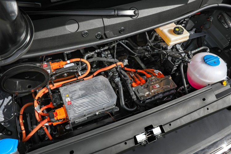 In plaats van een verbrandingsmotor is in de motorruimte van de VW e-Crafter een zeer compacte en daardoor aanzienlijk lichtere elektromotor te vinden, die tijdens het rijden geen emissies uitstoot.