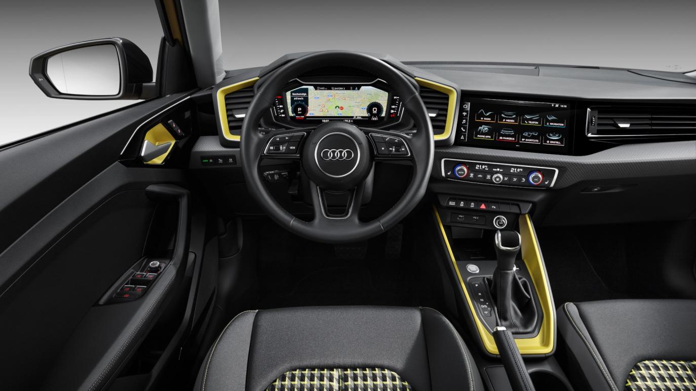 De assistentiesystemen voor de bestuurder bewaart de Audi A1 Sportback een veilige afstand tot de voorligger, helpt om op de eigen rijstrook te blijven en maakt het inparkeren eenvoudiger