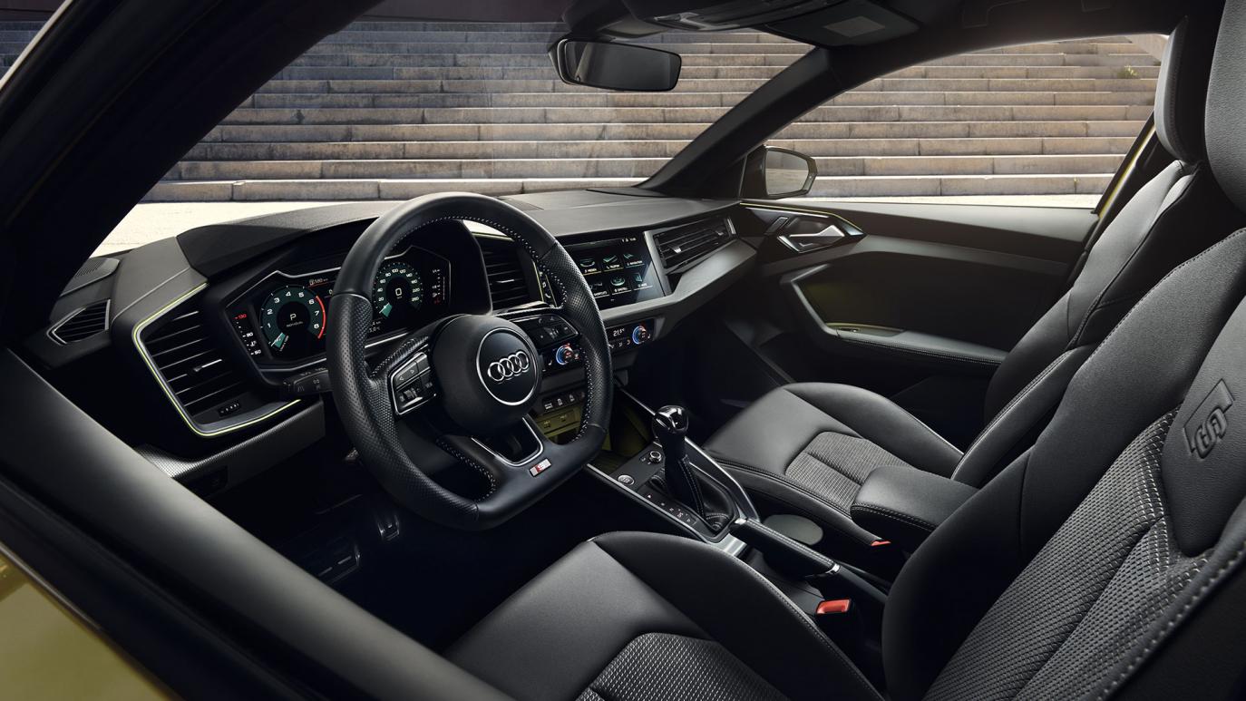 In een Audi A1 sportback zijn een volledig digitaal 10,25-inch instrumentenpaneel en een multifunctioneel stuurwiel altijd standaard.
