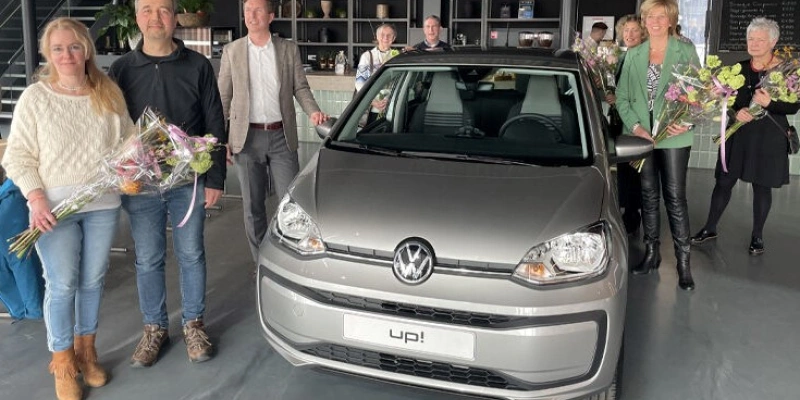 Meneer Paker wint splinternieuwe auto na werkplaatsbezoek bij Van den Udenhout