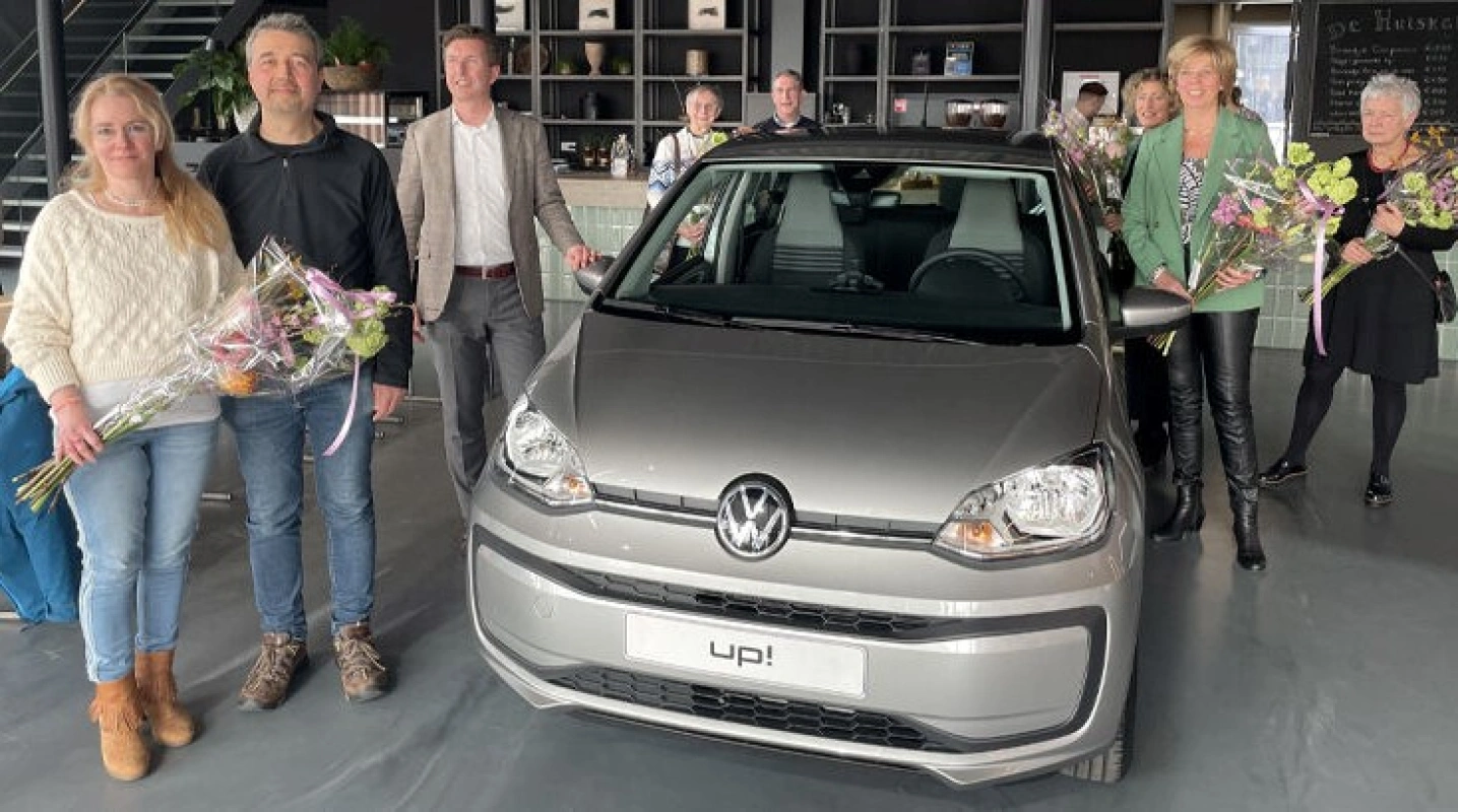 Meneer Paker wint splinternieuwe auto na werkplaatsbezoek bij Van den Udenhout