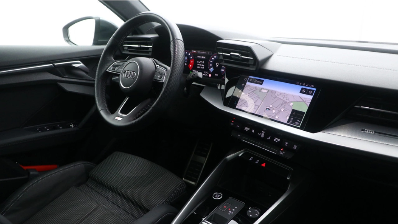 Audi A3 Limousine 30 TFSI S edition | Navigatie | Carplay | Climate control |