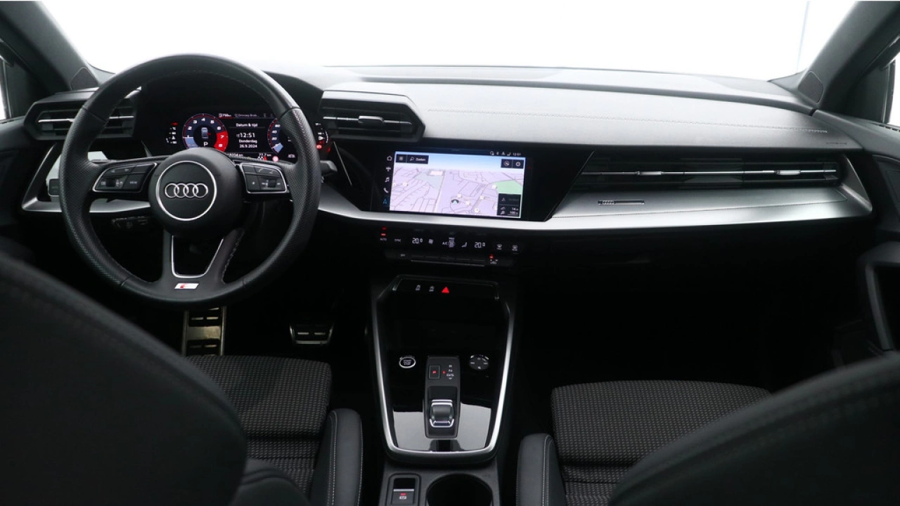 Audi A3 Limousine 30 TFSI S edition | Navigatie | Carplay | Climate control |