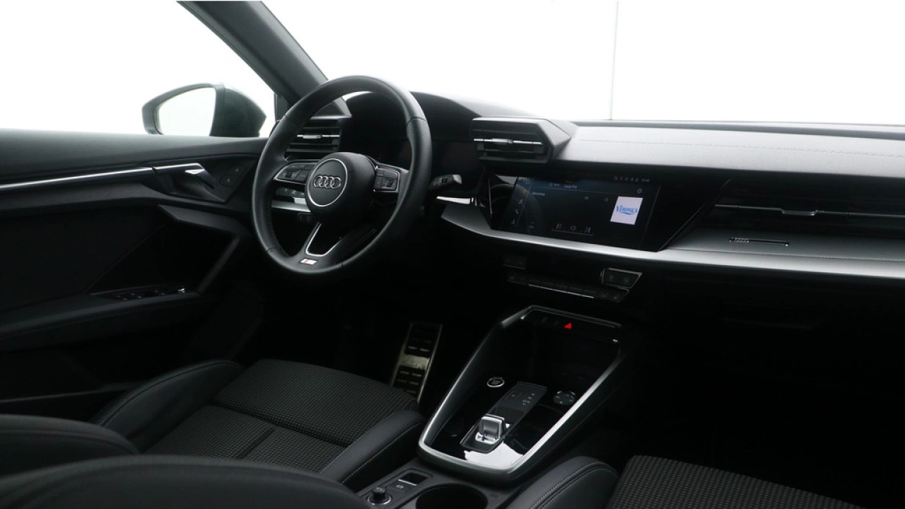 Audi A3 Limousine 30 TFSI S edition | Zwart optiek | Navigatie | Carplay | PDC |