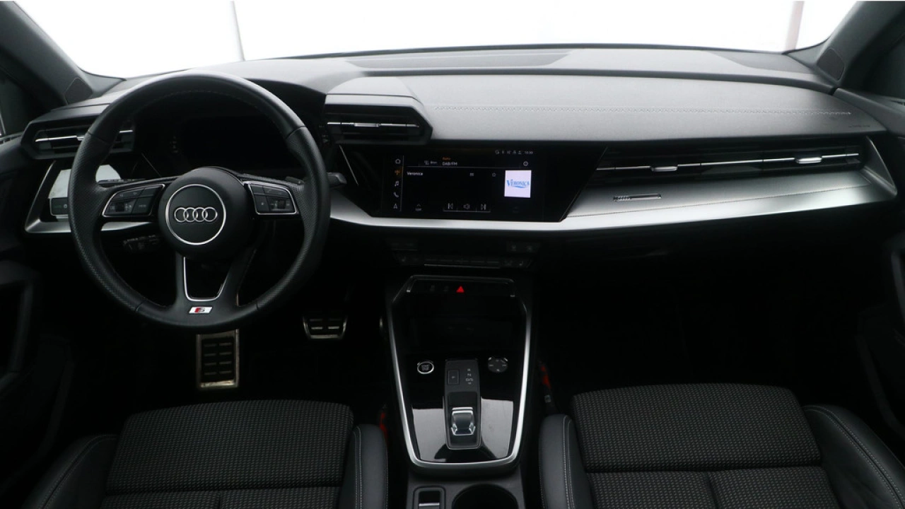 Audi A3 Limousine 30 TFSI S edition | Zwart optiek | Navigatie | Carplay | PDC |