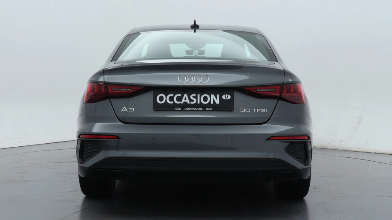 Audi A3 Limousine 30 TFSI S edition | Zwart optiek | Navigatie | Carplay | PDC |