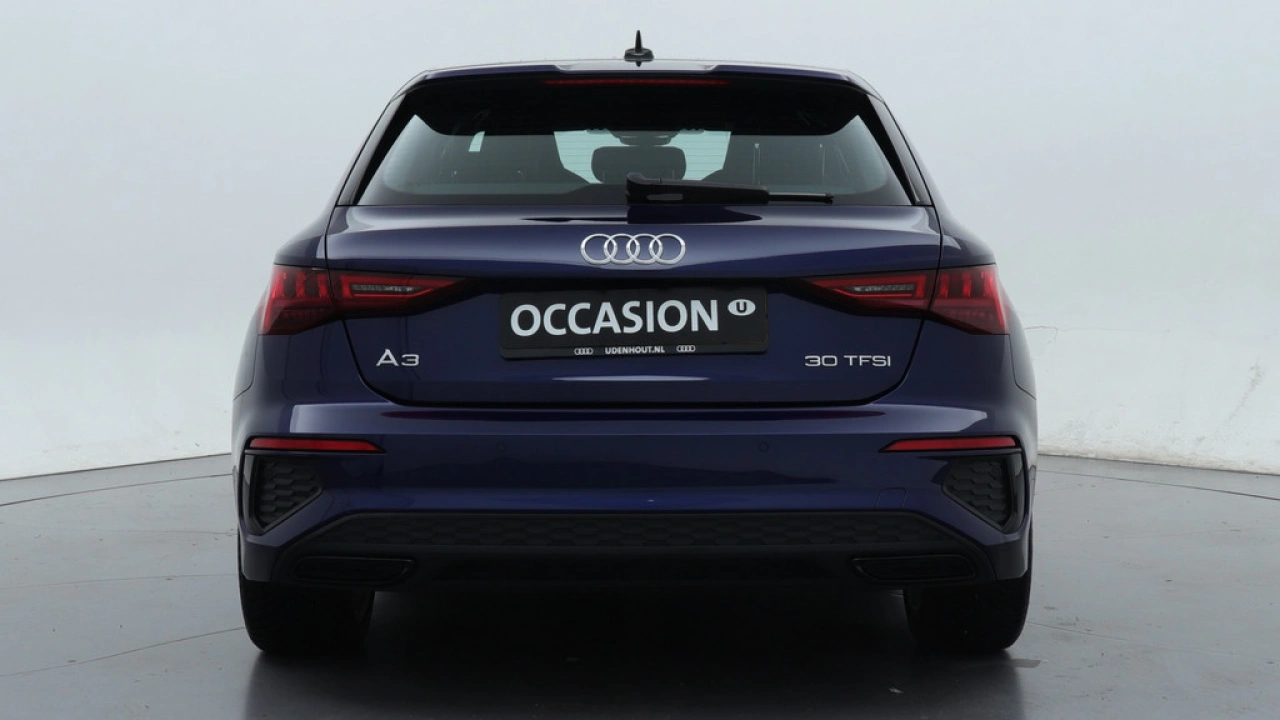 Audi A3 Sportback 30 TFSI S edition | Zwart optiek | PDC | Carplay |