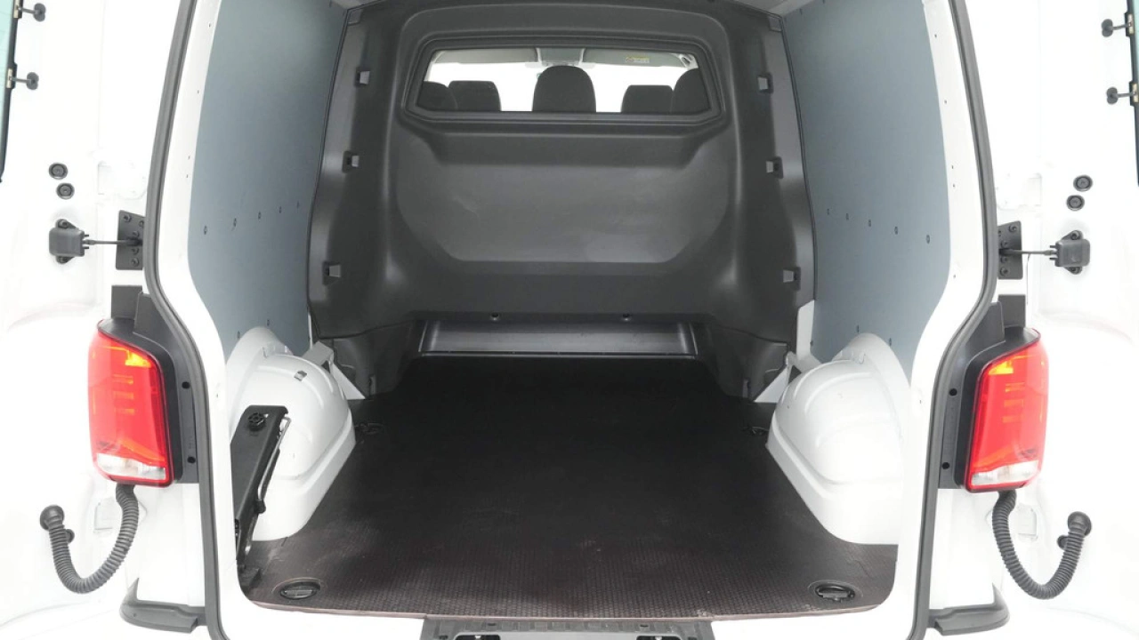 VW Bedrijfswagens Transporter 2.0 TDI L2H1 30 DC Highline