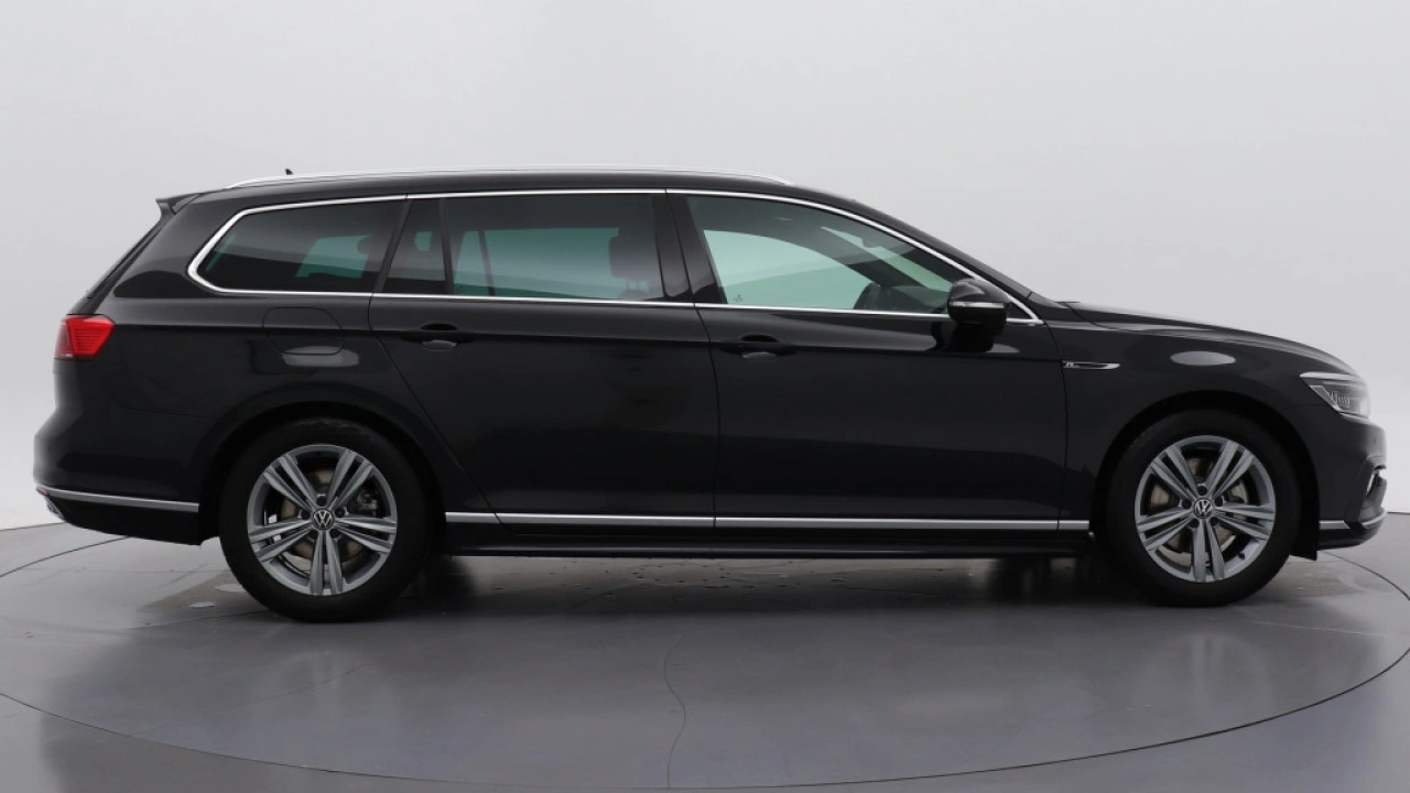 Volkswagen Passat Variant 1.5 TSI 150pk DSG R-Line Business + Panoramadak