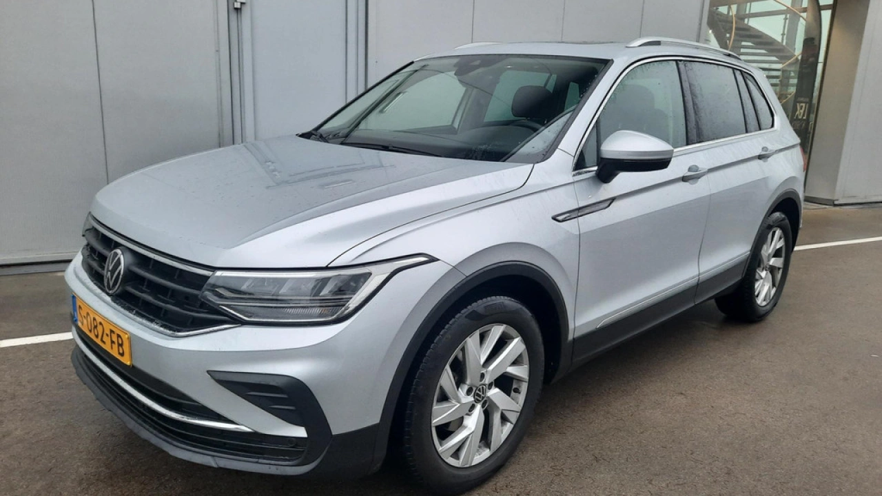 Volkswagen Tiguan 1.5 TSI 150pk Automaat Life Business | Trekhaak | Panoramadak |