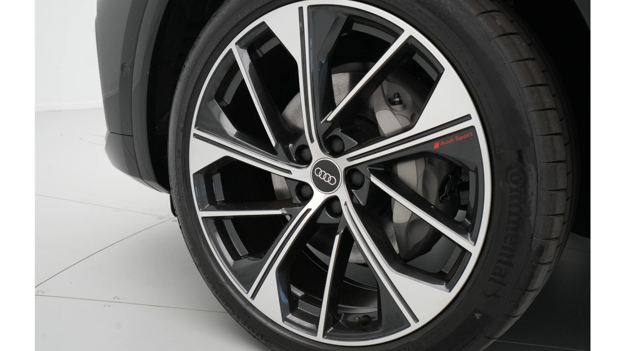 Audi Q5 Sportback S edition competition