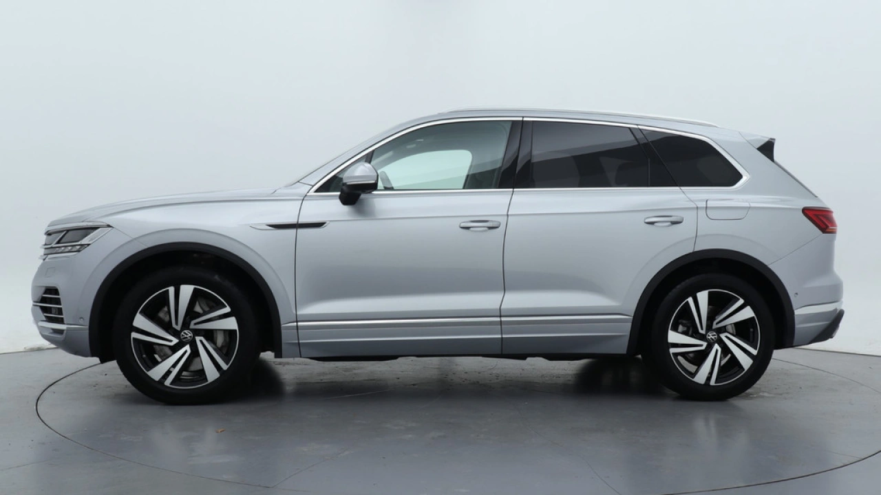 Volkswagen Touareg 3.0 TSi V6 381pk eHybrid 4MOTION Nachtzicht Luchtvering Leder Panoramadak