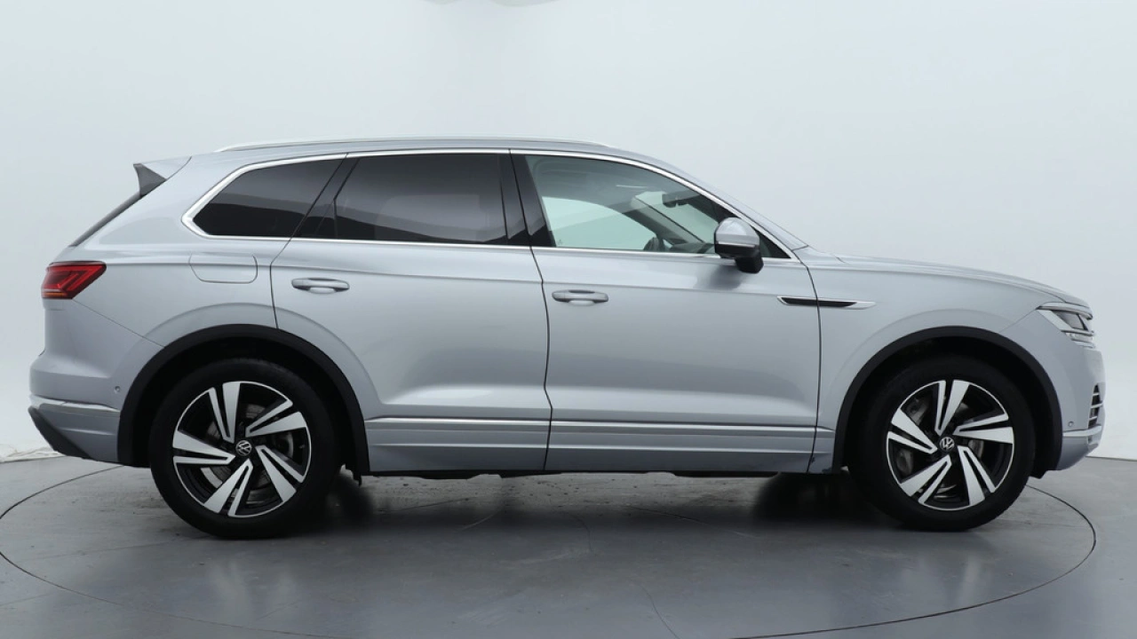 Volkswagen Touareg 3.0 TSi V6 381pk eHybrid 4MOTION Nachtzicht Luchtvering Leder Panoramadak