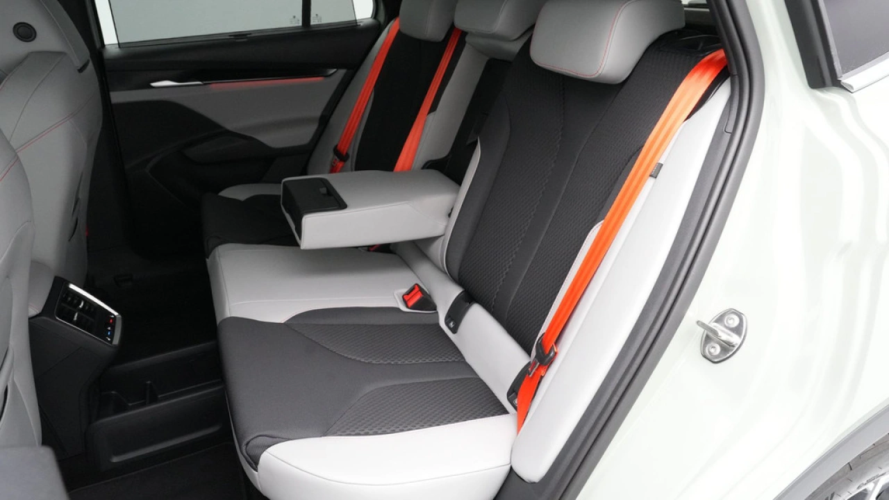 Škoda Elroq Camera HuD Canton Stoelverwarming v+a Memory Seat Trekhaak