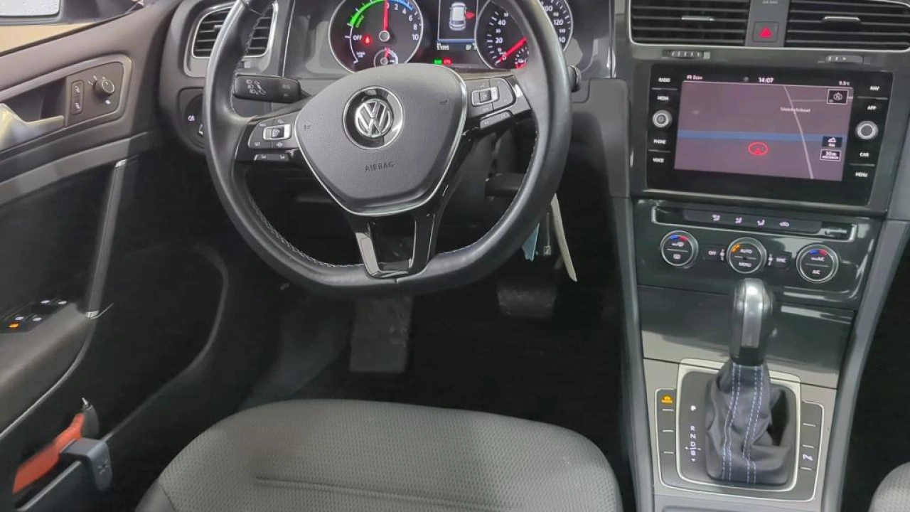 Volkswagen e-Golf E-DITION | Warmtepomp | LED | Parkeersensoren | Navigatie