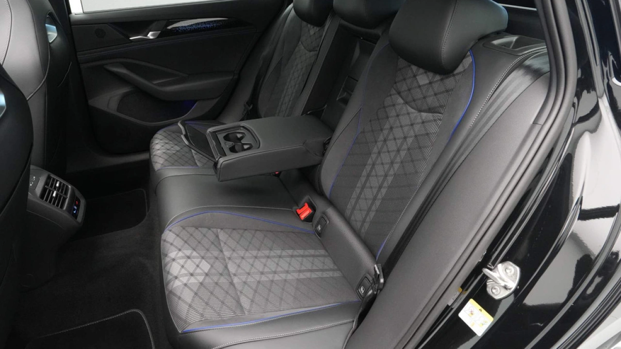 Volkswagen Passat Variant 1.5 eTSI 150pk DSG R Line BlackStyle
