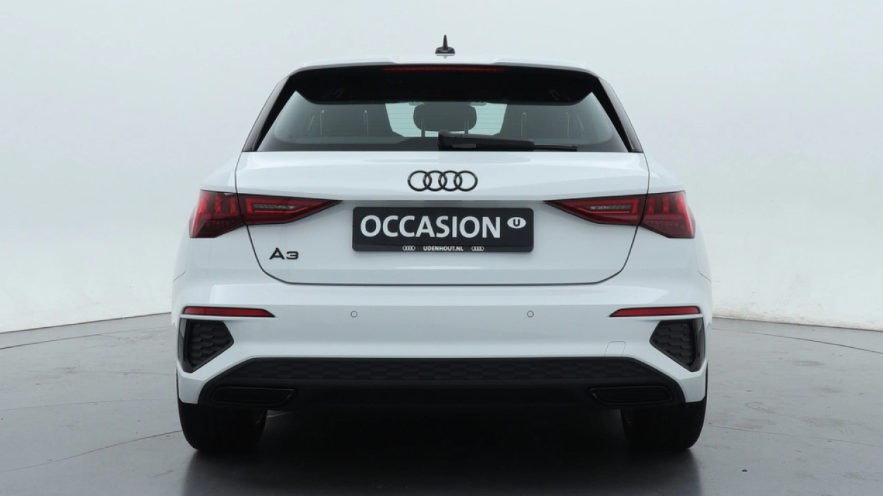 Audi A3 Sportback 30 TFSI S edition | Zwart optiek | Adaptive cruise | PDC |