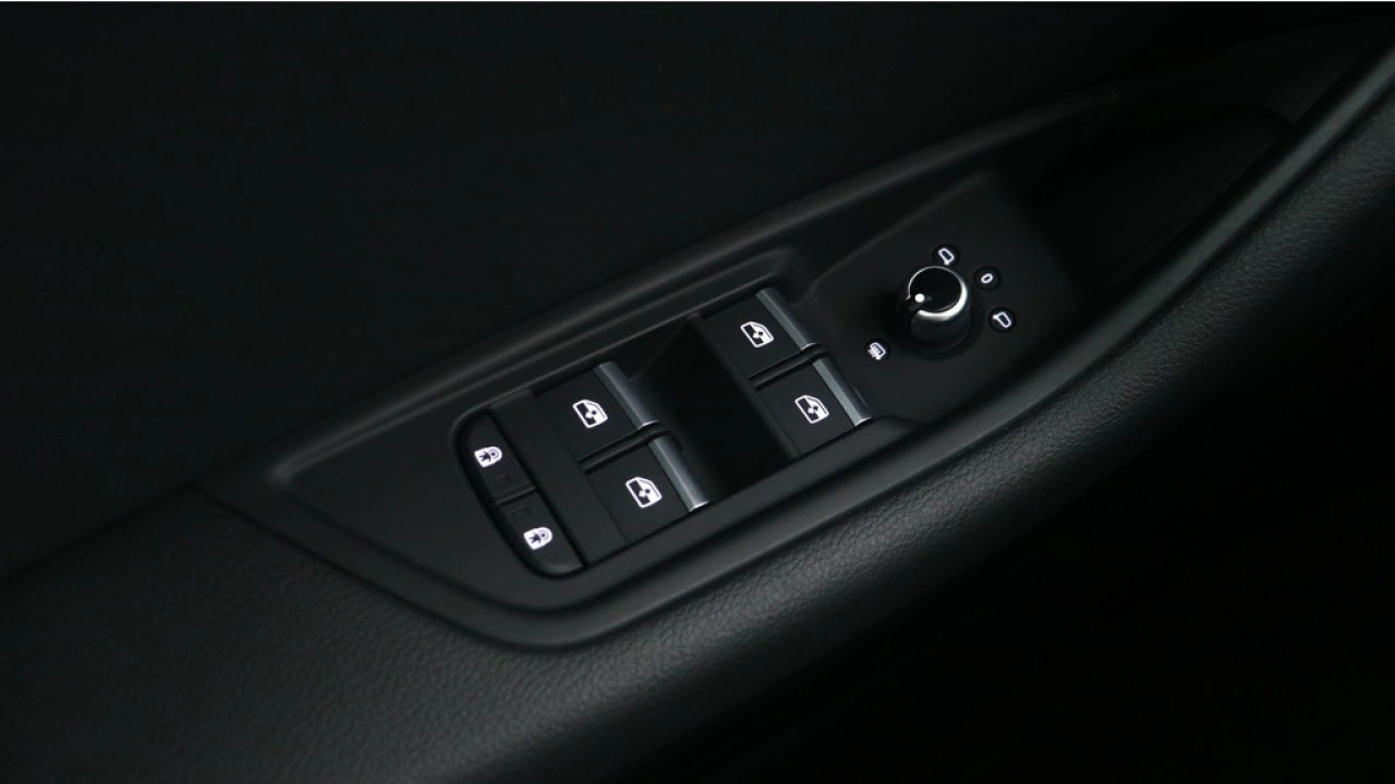 Audi A4 Avant 35 TFSI S edition Competition | Camera | Stoelverwarming | PDC v+a |