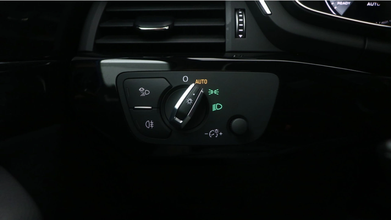 Audi A4 Avant 35 TFSI S edition Competition | Camera | Stoelverwarming | PDC v+a |