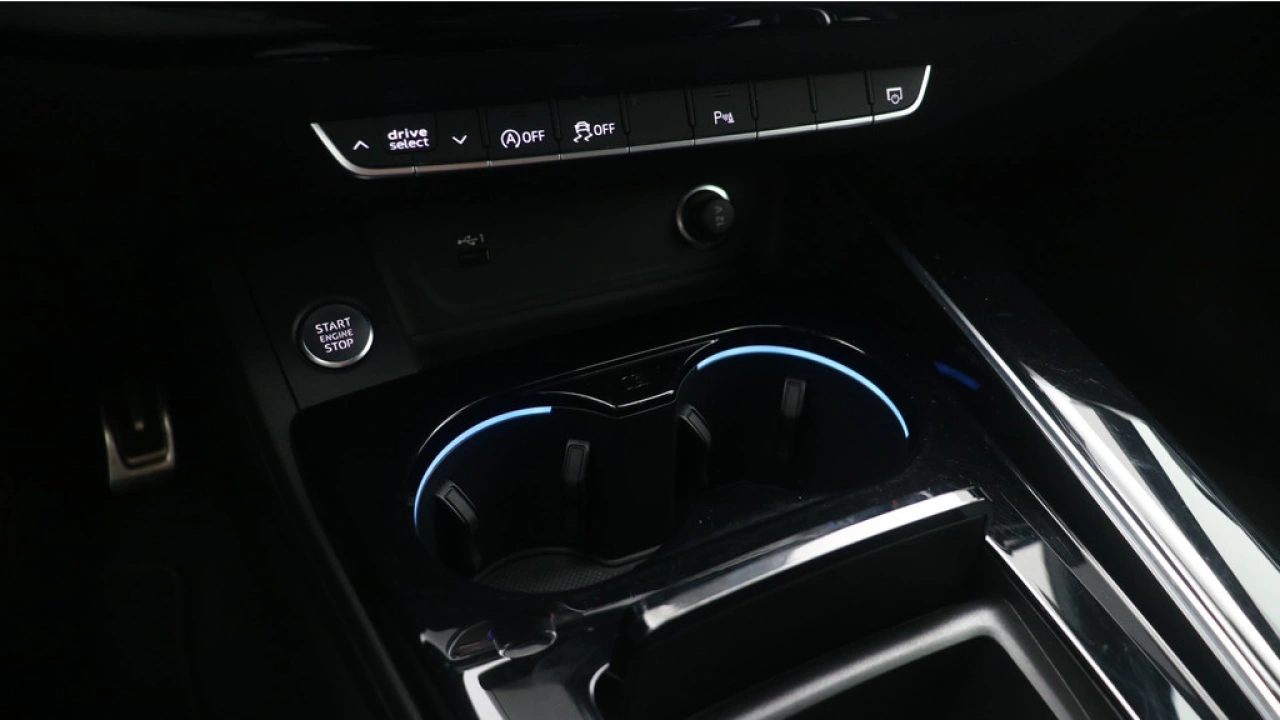 Audi A4 Avant 35 TFSI S edition Competition | Camera | Stoelverwarming | PDC v+a |