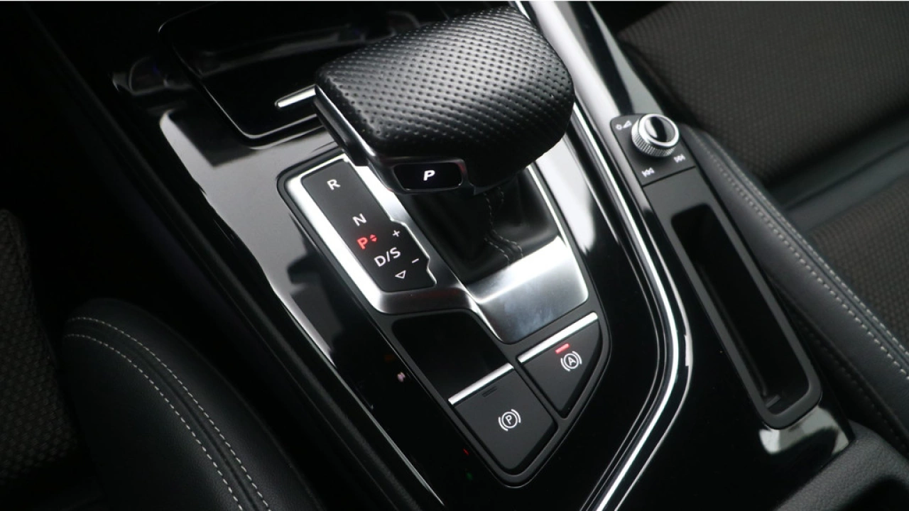 Audi A4 Avant 35 TFSI S edition Competition | Camera | Stoelverwarming | PDC v+a |