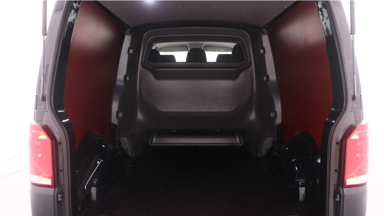 VW Bedrijfswagens Transporter 2.0 TDI L2H1 28 Comfortline Dubbele Cabine