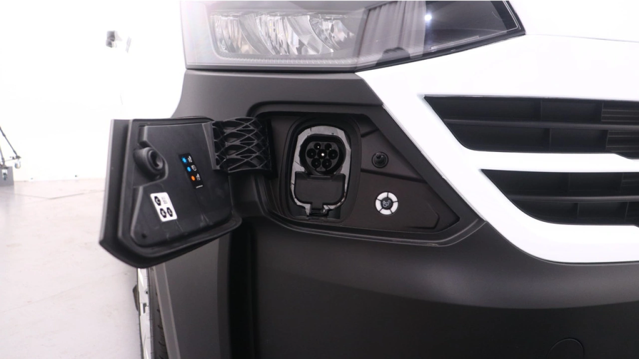VW Bedrijfswagens E-Transporter 34 L2H1 Life 64 kWh Intro 100KW / 136 PK
