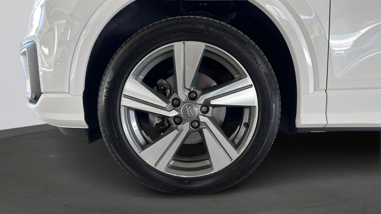 Audi Q2 35 TFSI 150Pk Epic / Pareerhulp V+A / Camera