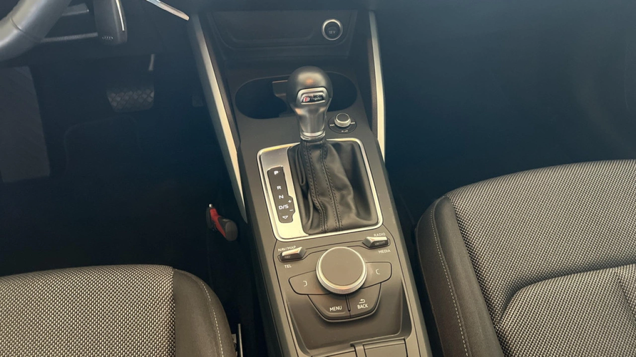 Audi Q2 35 TFSI 150Pk Epic / Pareerhulp V+A / Camera