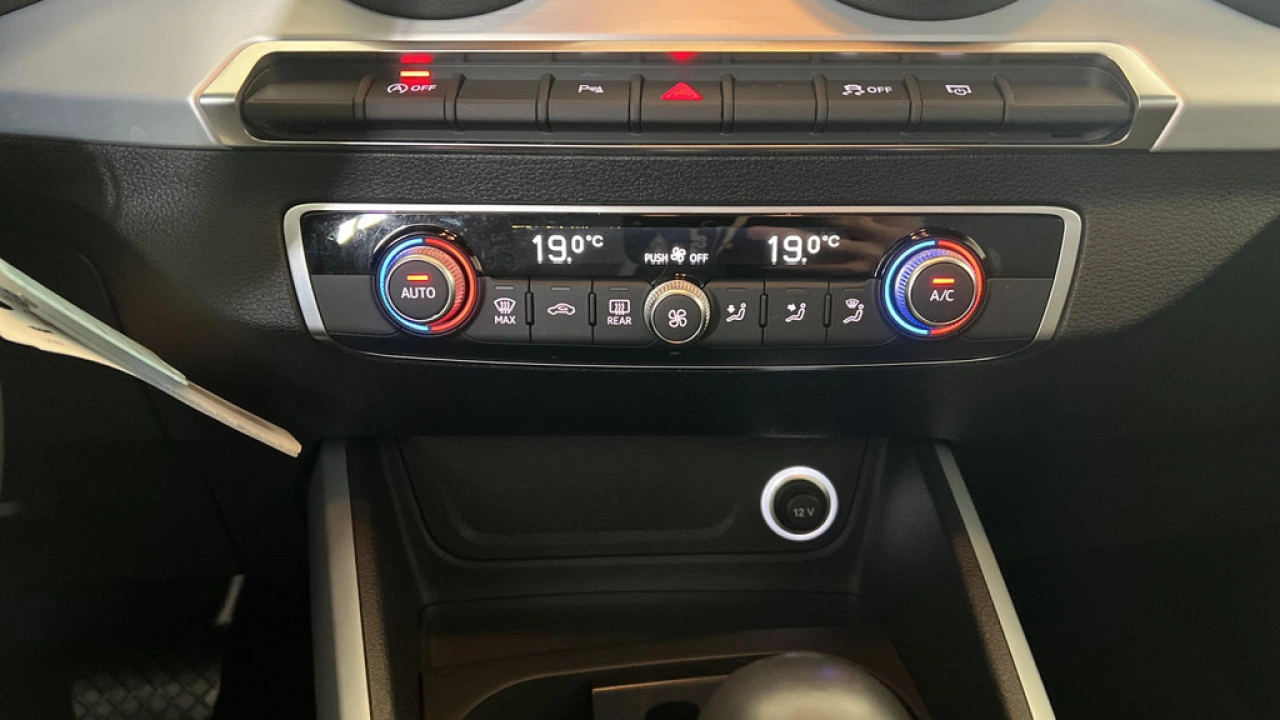 Audi Q2 35 TFSI 150Pk Epic / Pareerhulp V+A / Camera