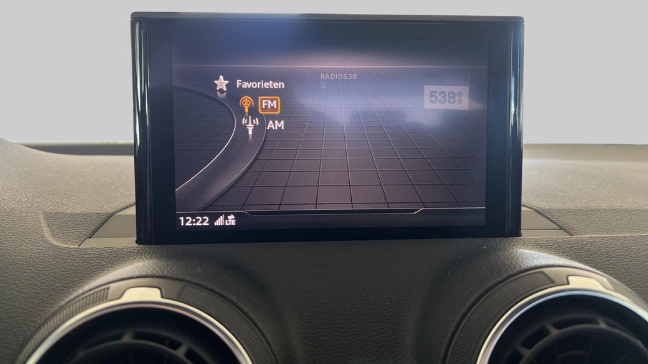 Audi Q2 35 TFSI 150Pk Epic / Pareerhulp V+A / Camera