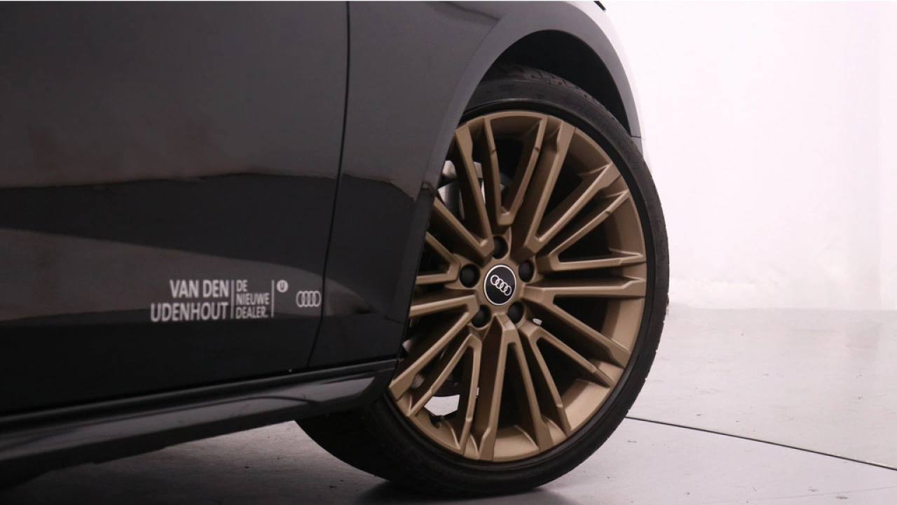 Audi A4 Avant 35 TFSI S Edition Competition | Panodak | Stoelverwarming | Camera | PDC V+A | 19 
