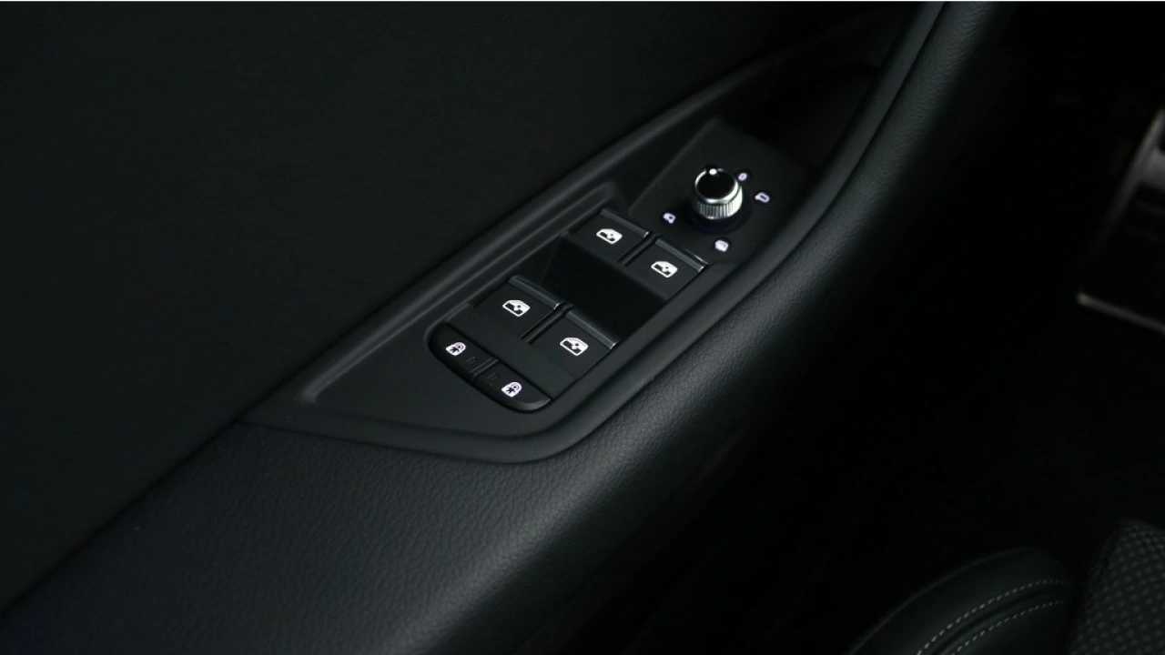 Audi A4 Avant 35 TFSI S Edition Competition | Panodak | Stoelverwarming | Camera | PDC V+A | 19 