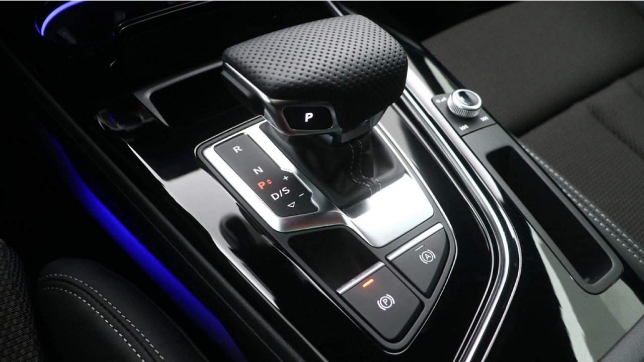 Audi A4 Avant 35 TFSI S Edition Competition | Panodak | Stoelverwarming | Camera | PDC V+A | 19 