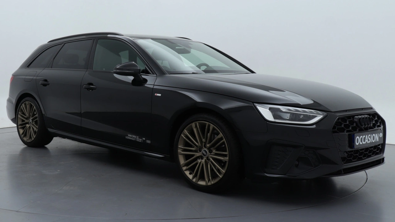 Audi A4 Avant 35 TFSI S Edition Competition | Panodak | Stoelverwarming | Camera | PDC V+A | 19 