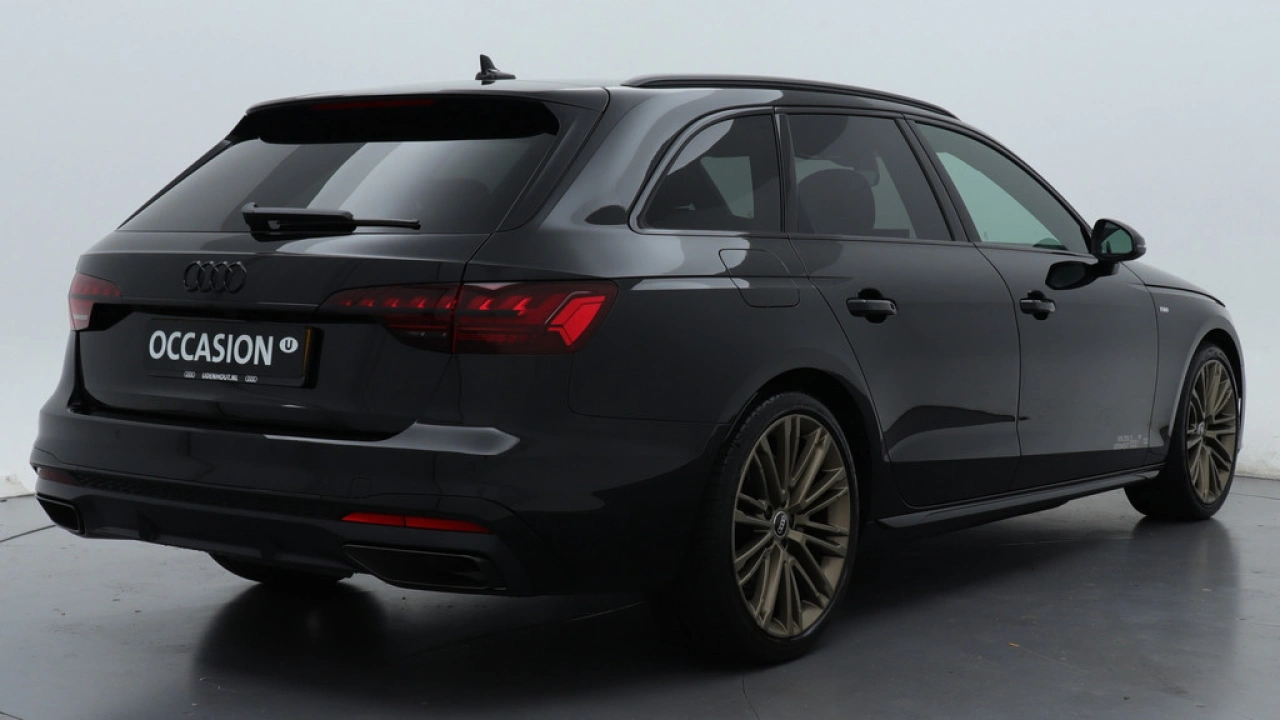 Audi A4 Avant 35 TFSI S Edition Competition | Panodak | Stoelverwarming | Camera | PDC V+A | 19 