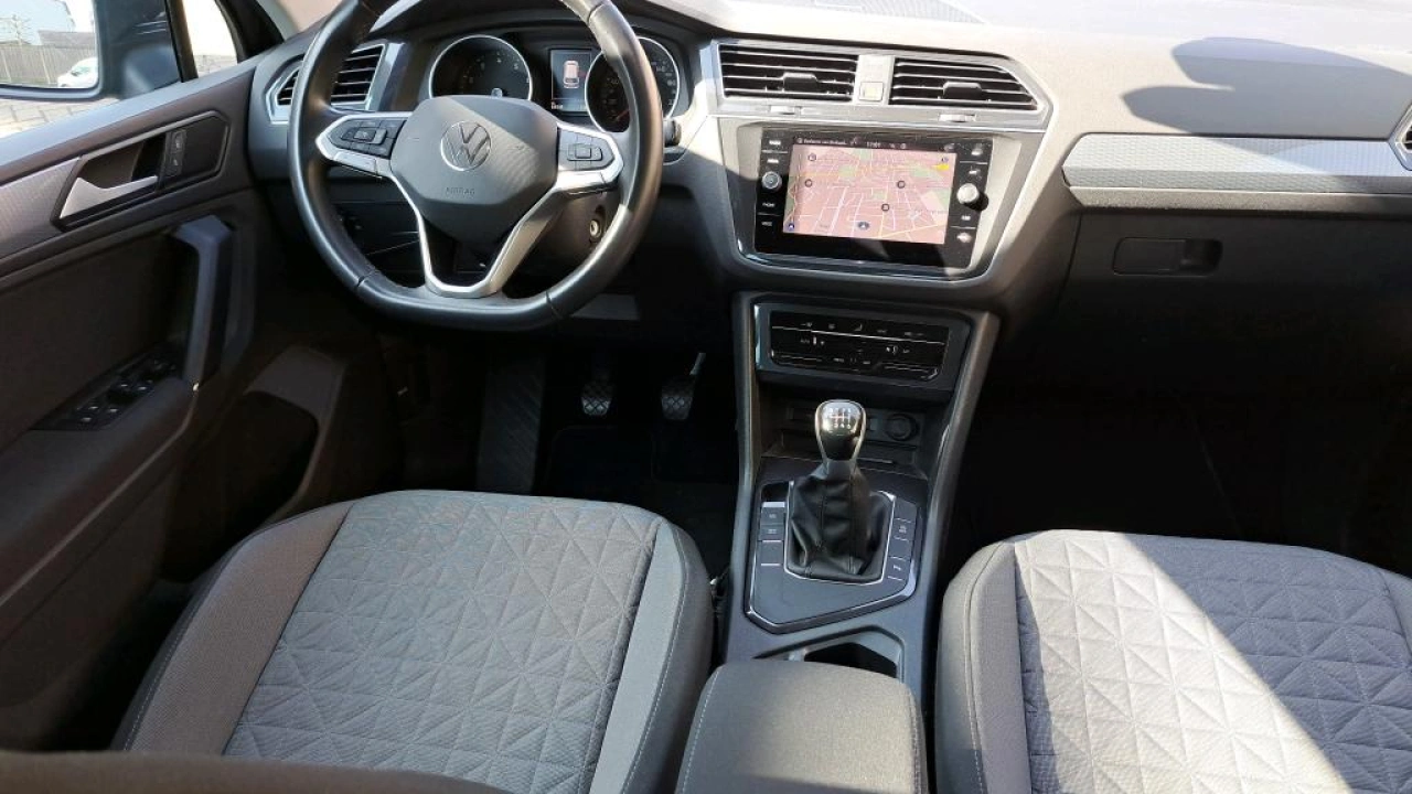 Volkswagen Tiguan 1.5 TSI Life Executive | Navi | Trekhaak | Verwacht