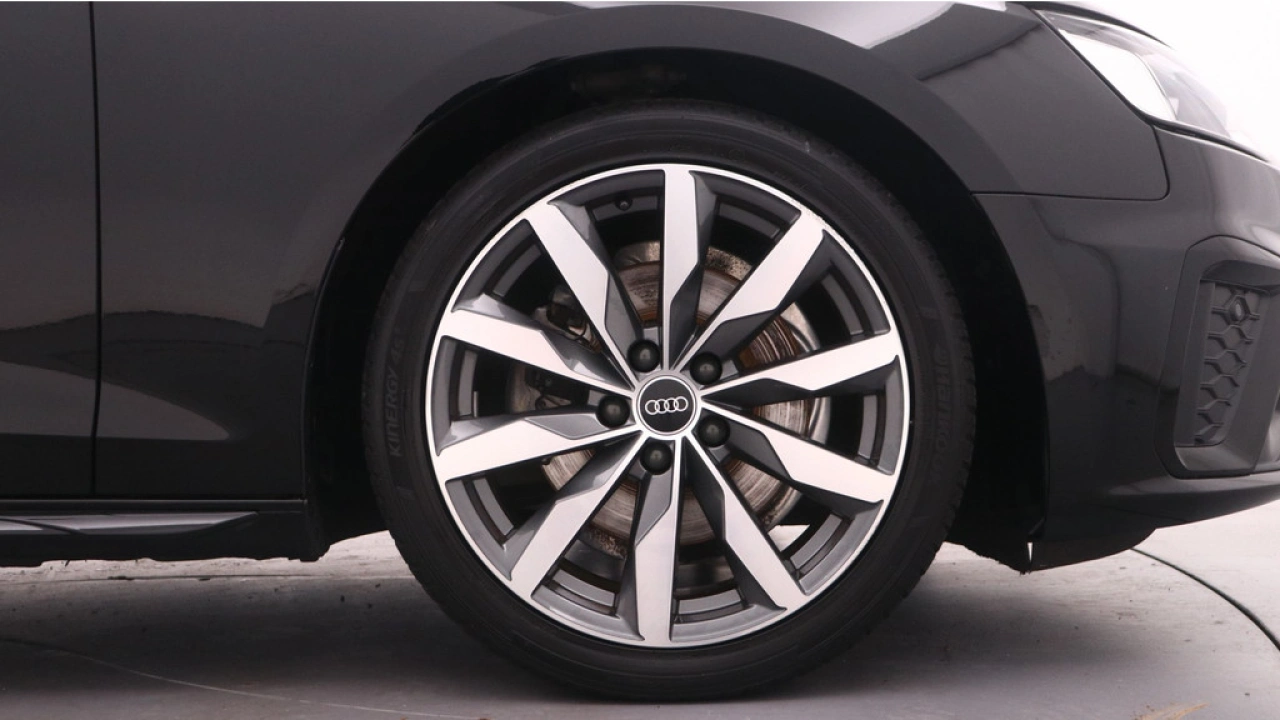 Audi A4 Avant 35 TFSI S edition Competition | Zwart optiek | 18