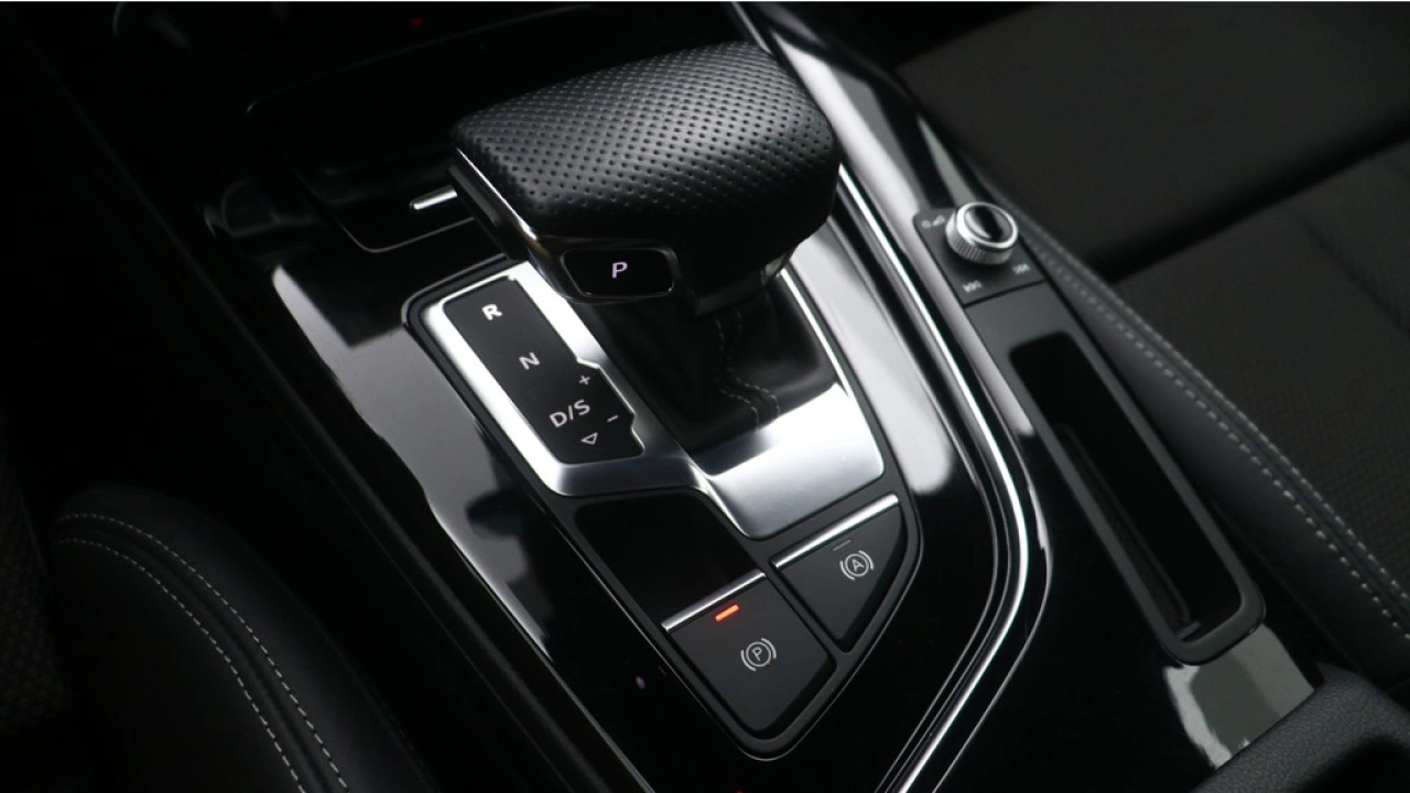 Audi A4 Avant 35 TFSI S edition Competition | Zwart optiek | 18
