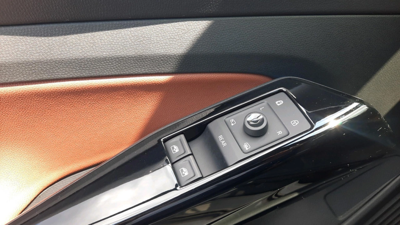 Volkswagen ID.4 First 204pk 77 kWh accu | Navi | PDC | Camera | Donker glas | Alcantara/leer | Verwarmde stoelen | A