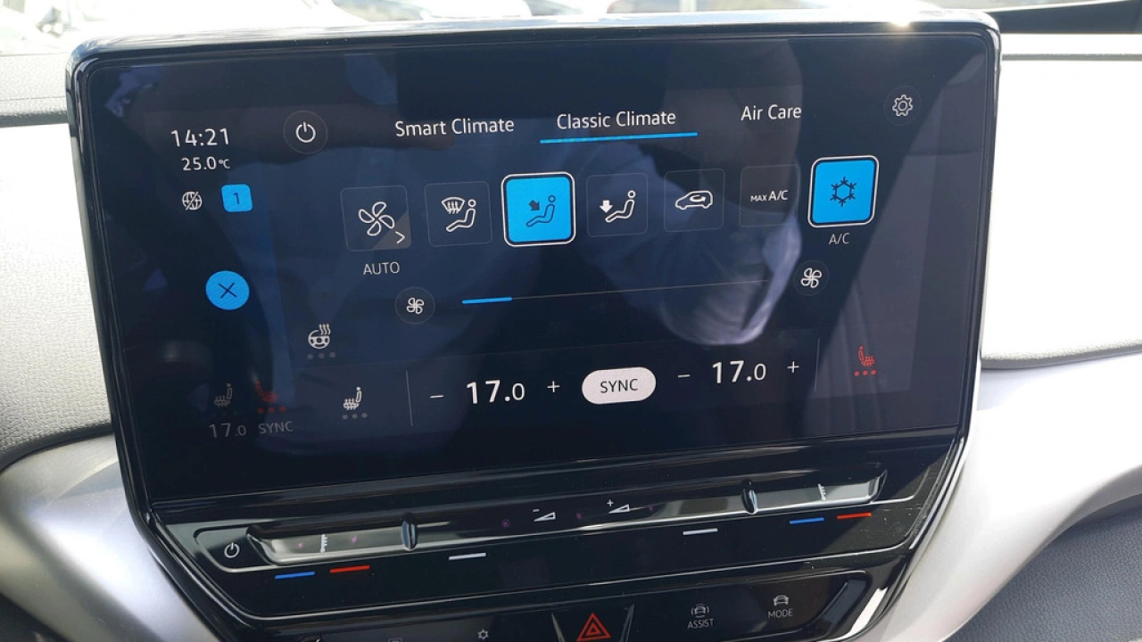 Volkswagen ID.4 First 204pk 77 kWh accu | Navi | PDC | Camera | Donker glas | Alcantara/leer | Verwarmde stoelen | A