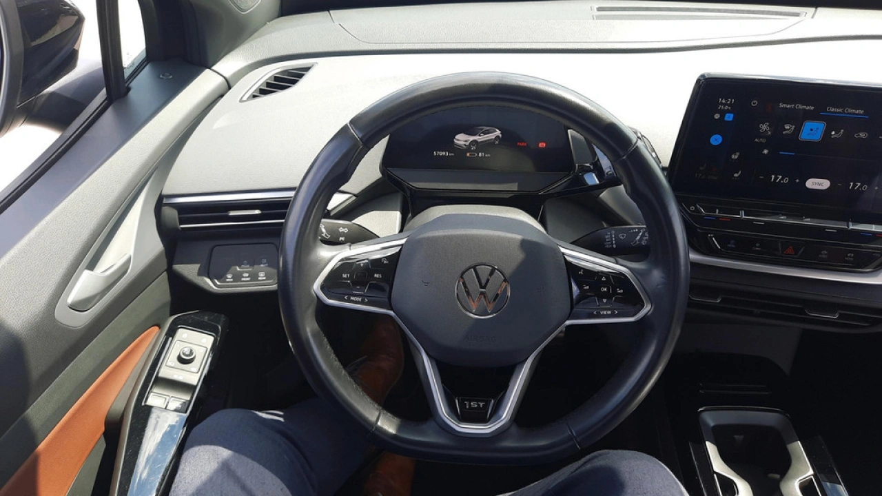 Volkswagen ID.4 First 204pk 77 kWh accu | Navi | PDC | Camera | Donker glas | Alcantara/leer | Verwarmde stoelen | A
