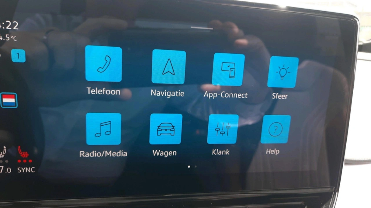 Volkswagen ID.4 First 204pk 77 kWh accu | Navi | PDC | Camera | Donker glas | Alcantara/leer | Verwarmde stoelen | A
