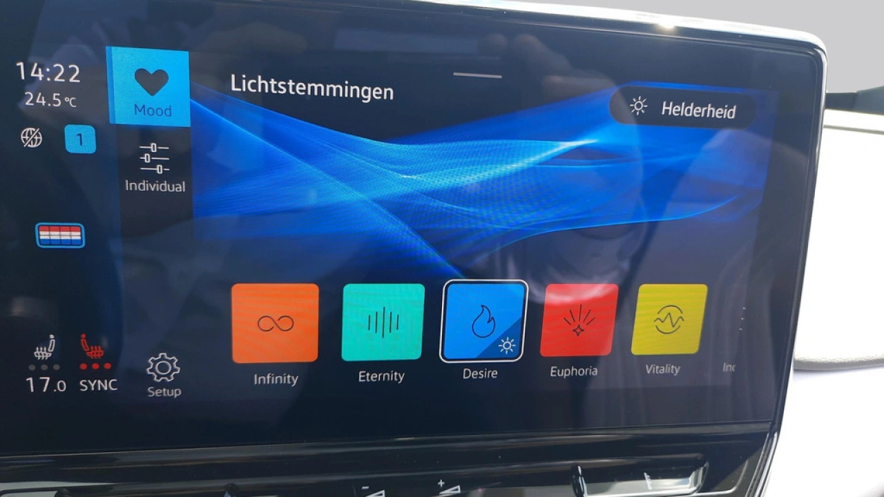 Volkswagen ID.4 First 204pk 77 kWh accu | Navi | PDC | Camera | Donker glas | Alcantara/leer | Verwarmde stoelen | A