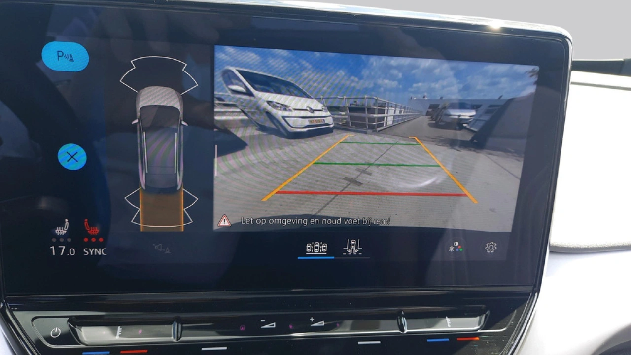 Volkswagen ID.4 First 204pk 77 kWh accu | Navi | PDC | Camera | Donker glas | Alcantara/leer | Verwarmde stoelen | A