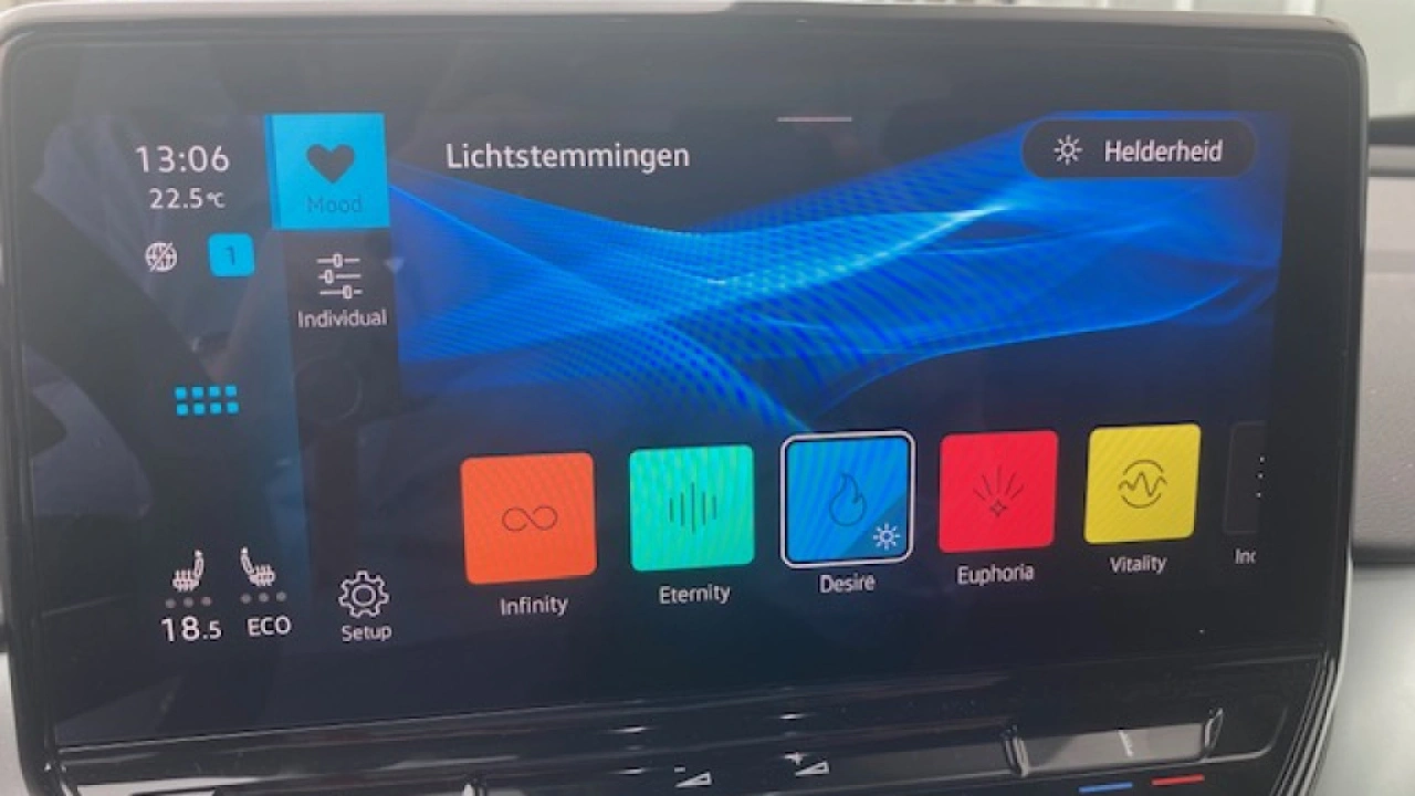 Volkswagen ID.4 First 204pk 77 kWh accu | Navi | PDC | Camera | Donker glas | Alcantara/leer | Verwarmde stoelen | A
