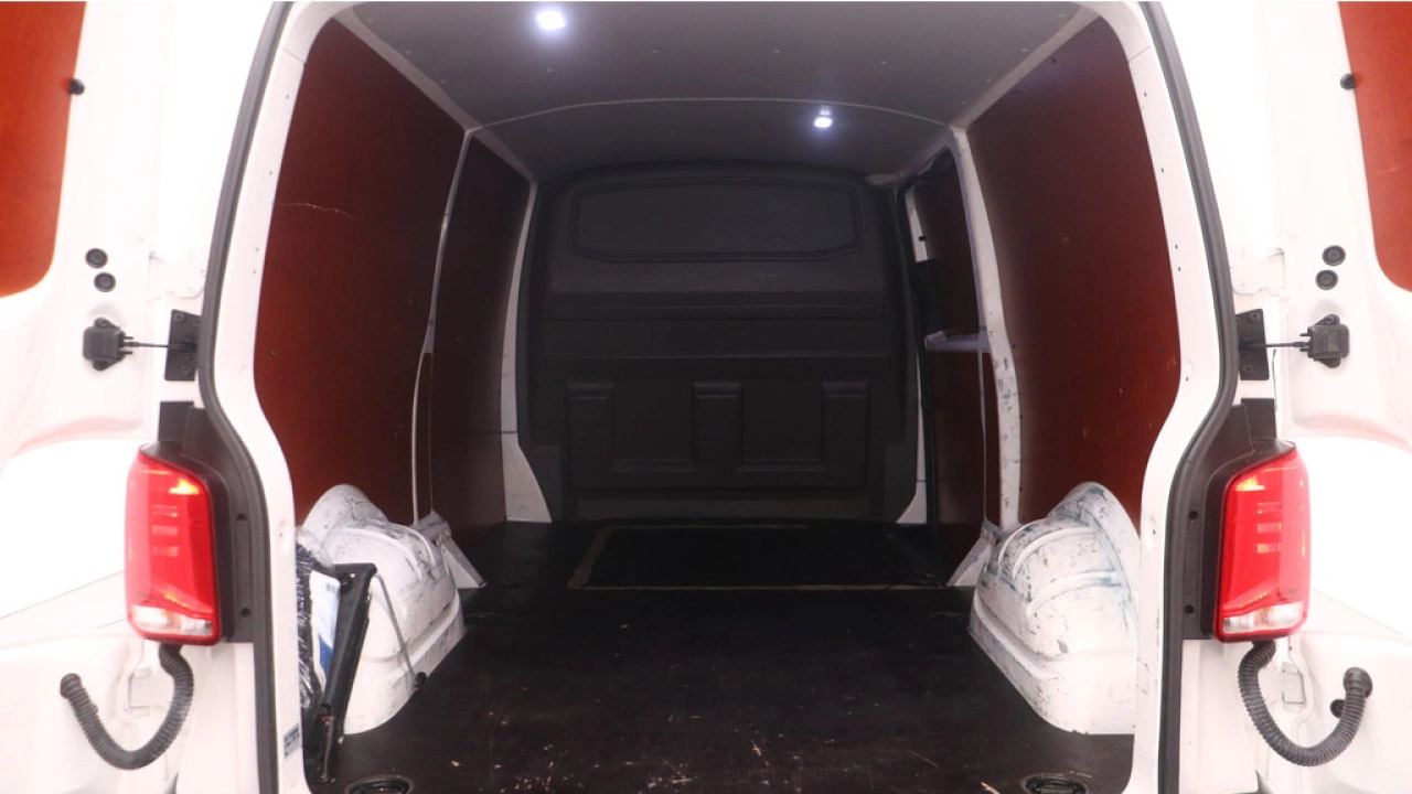 VW Bedrijfswagens Transporter 2.0 TDI L2H1 28 Economy Business