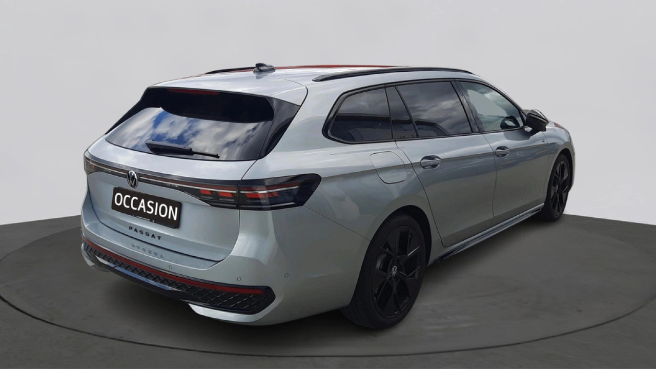 Volkswagen Passat Variant 1.5 eTSI R-Line Edition | Panoramadak | 19